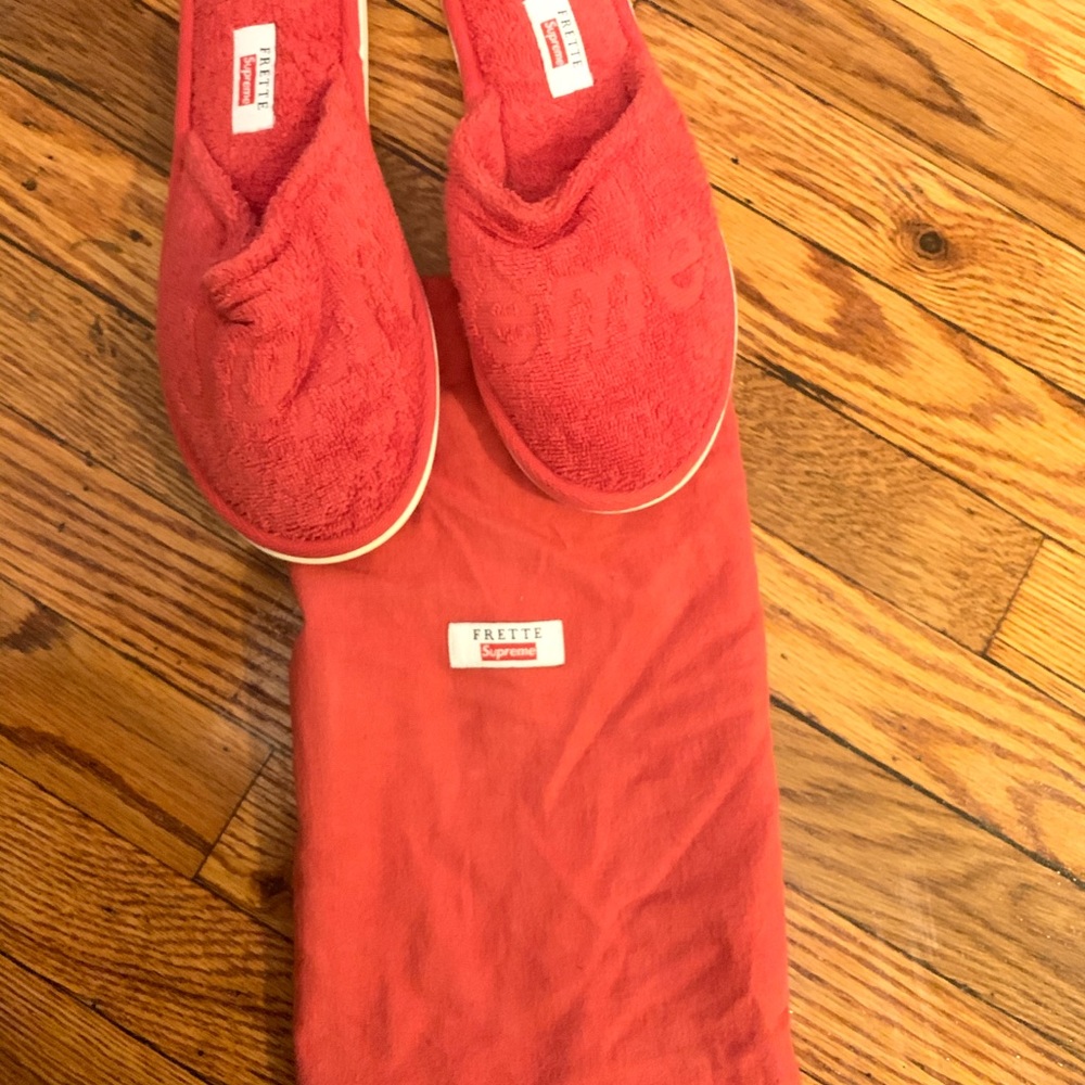 Supreme frete small feet 7.5 for women